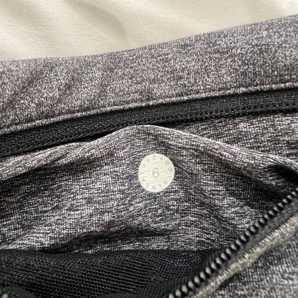 Lululemon speed up tight leggings 28 size 6 - Picture 6 of 6